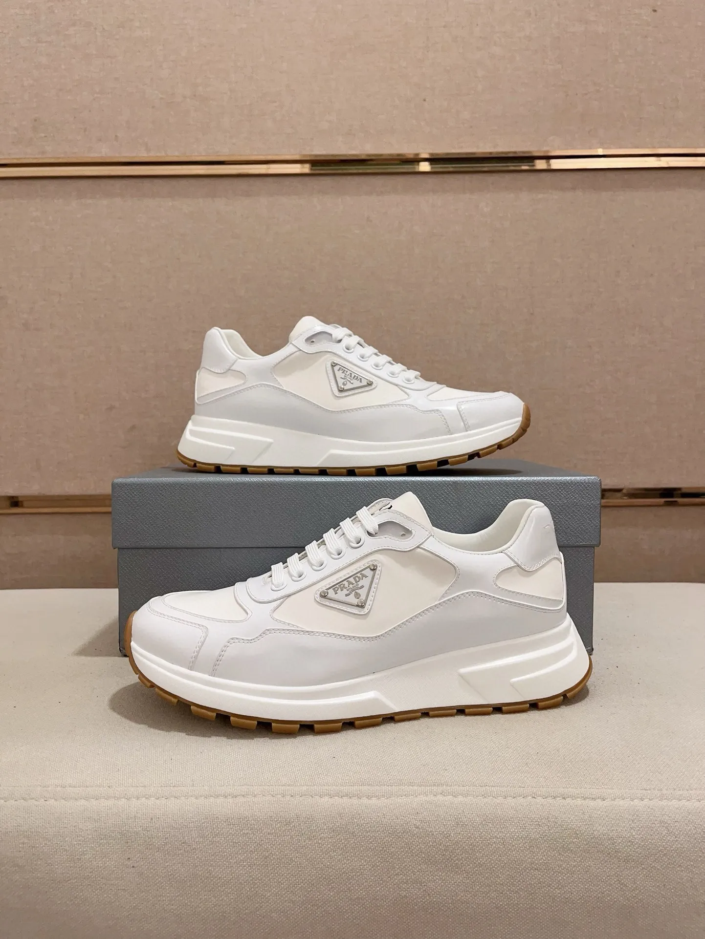 Men's Men's Shoes 💰 580💰 ✔️✔️✔️High-quality new PRADA (Prada) counters are launched simultaneously. The new men's shoes and 😘fabric are made of selected first-layer cowhide and technological glue-spraying technology. Lining: Full cowhide lining. 👍🏿High-end☄️Open-molded non-slip rubber outsole, exquisite lines, simple and elegant, comfortable and high-end for leisure travel. Code number: 38 to 44 (can be customized to 45, non-refundable!
